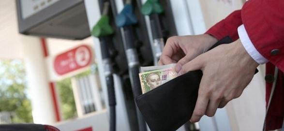 Госрегулирование: цена на бензин опять официально выросла