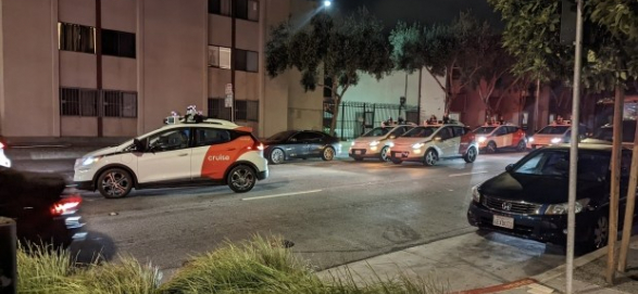 Бунт беспилотных автомобилей: роботы-такси заблокировали движение в Сан-Франциско