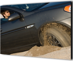 Женщина застряла в машинке. Фото застрявшей машины. Машина застряла в грязи. Вытягивание автомобиля из грязи и снега. Помощь вытащить застрявший автомобиль.