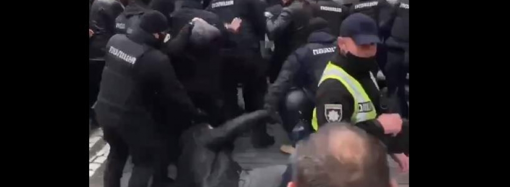 Возле Верховной Рады: между «евробляхерами» и полицией произошла стычка 