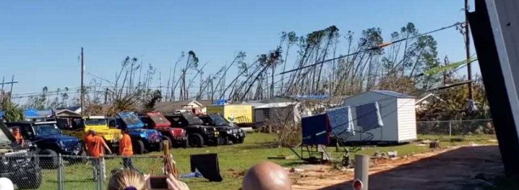 «Джиперы» помогли перевернуть пострадавший от урагана дом