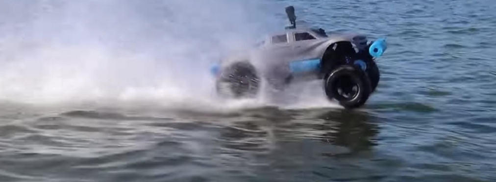 Автомобиль проехал по воде полтора километра (видео)