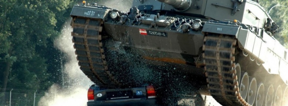 Как впервые в истории танк раздавил автомобиль