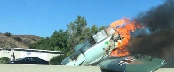 На автодорогу упал и загорелся самолет Второй мировой