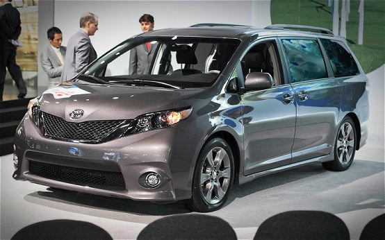 Обновленная Toyota Estima: с новыми фарами и спортивными бамперами