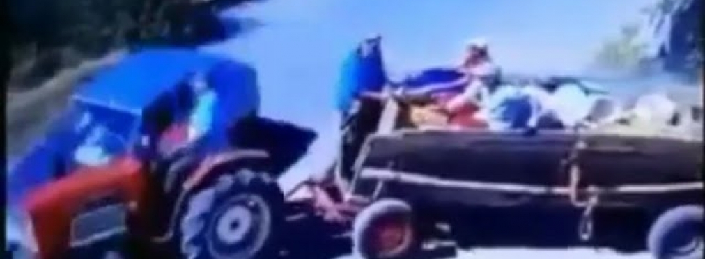 Трактор при столкновении с легковушкой развалился пополам (видео)
