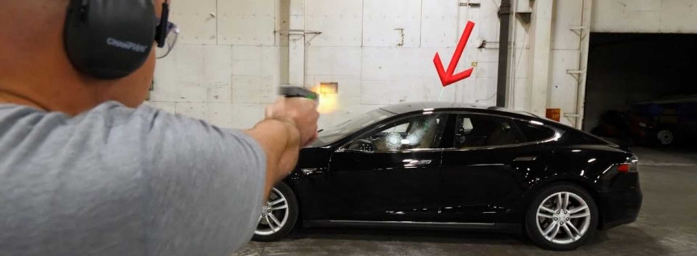 Посмотрите, как расстреливают бронированную Tesla Model S