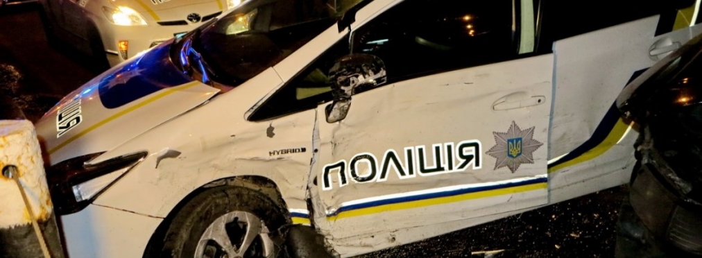 Автомобиль Mercedes стал жертвой манёвра полицейских на Toyota Prius