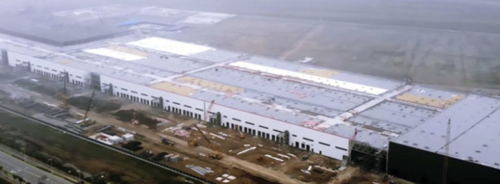 Смотреть можно вечно: как собирают «Теслы» на заводе в Китае