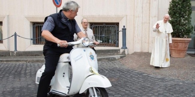 Папе Римскому подарили скутер Vespa
