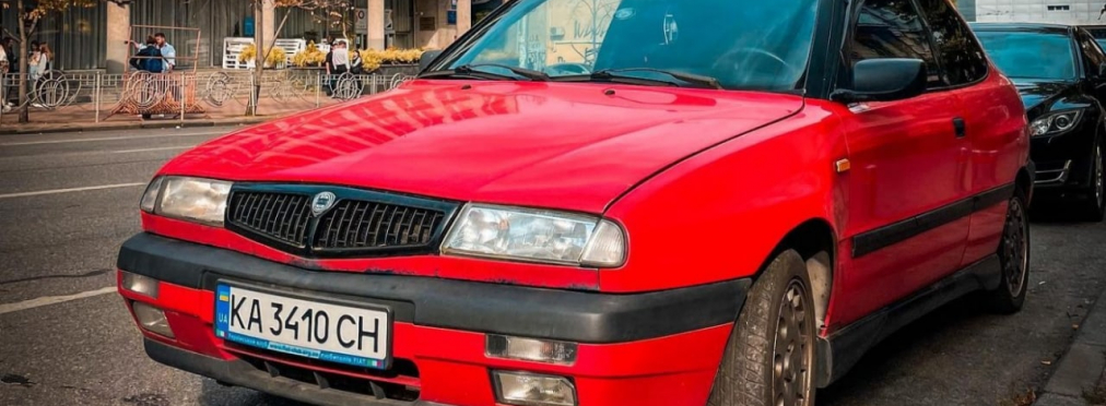 В центре Киева заметили крайне редкий итальянский спорткар 90-х