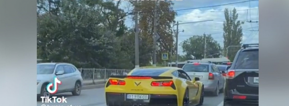 В Крыму засняли редкий спорткар Corvette на украинских номерах