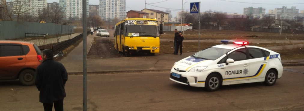 Появились видео погони за угнанной маршруткой в Киеве
