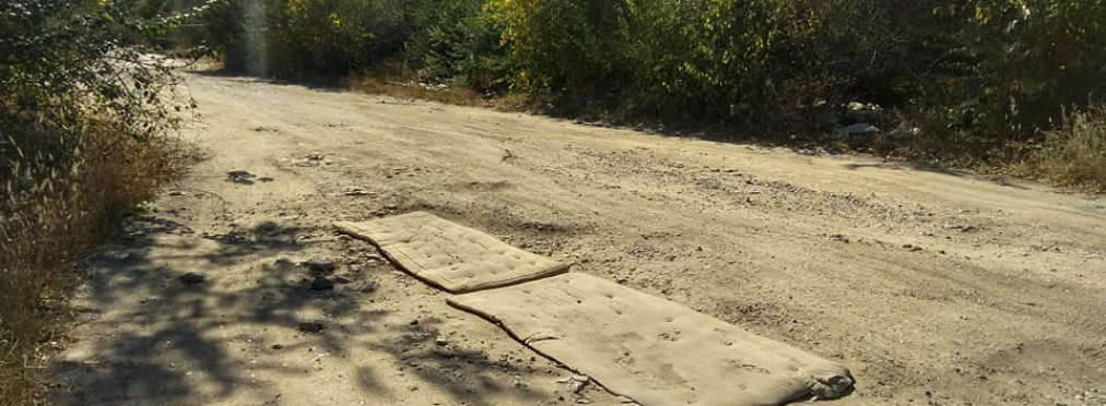«Нанотехнологии по-украински»: ямы на дороге заделали матрасами
