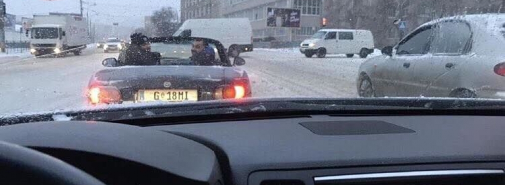 Соцсети взорвало фото открытого кабриолета на заснеженных дорогах Киева