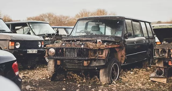 В Великобритании нашли свалку внедорожников  Land Rover (фото)