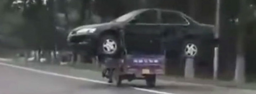 Китаец перевез автомобиль на мотоцикле