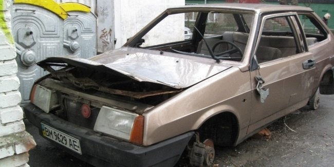 В Киеве хотят забирать и продавать брошенные автомобили