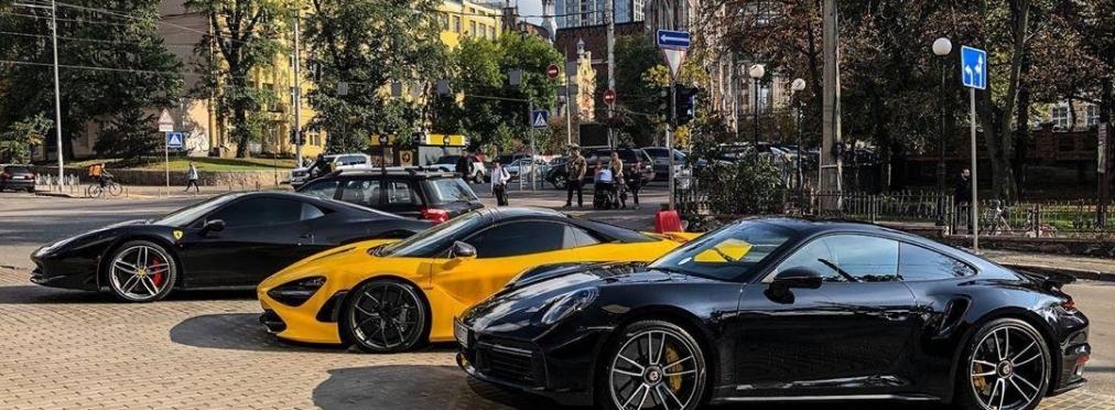В Киеве запечатлели крутую парковку с роскошными суперкарами