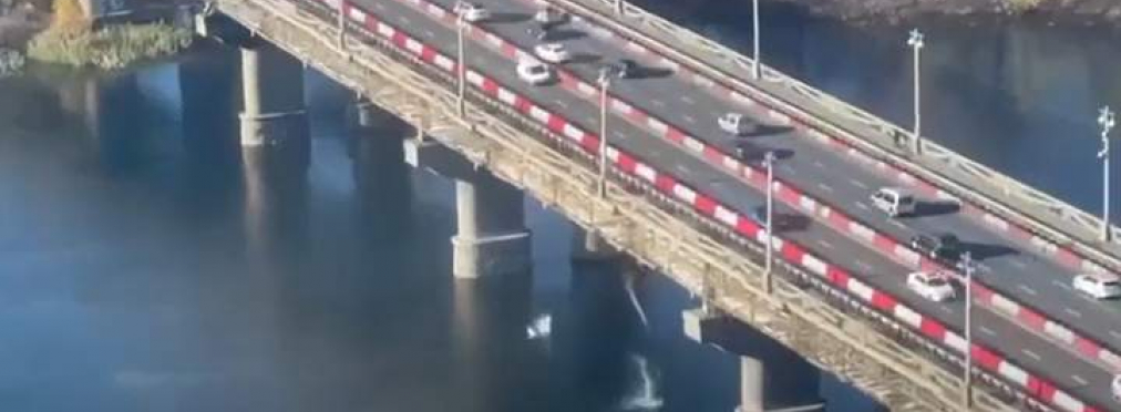 В Киеве обваливается мост Патона (видео)