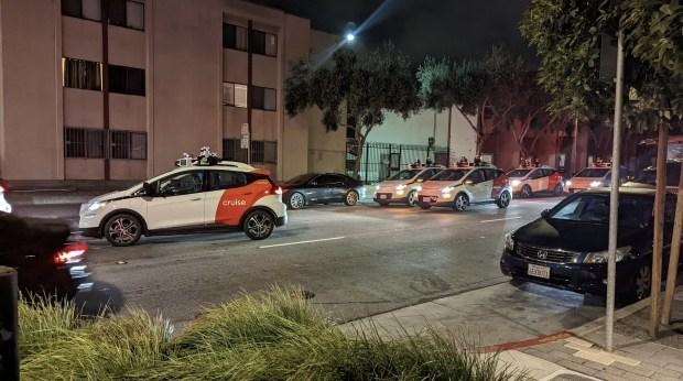 Бунт беспилотных автомобилей: роботы-такси заблокировали движение в Сан-Франциско