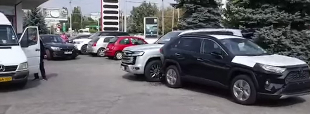 В молдавском автосалоне разбили новые Toyota и Lexus во время разгрузки (видео)