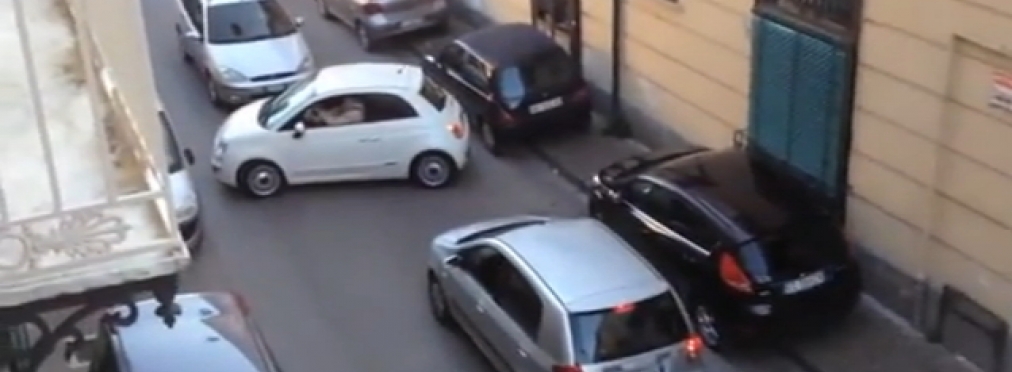 Пенсионер на маленьком автомобиле «застрял» на узкой улице