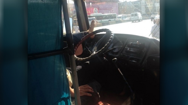 Сеть «взорвал» водитель автобуса, который управлял им одной ногой