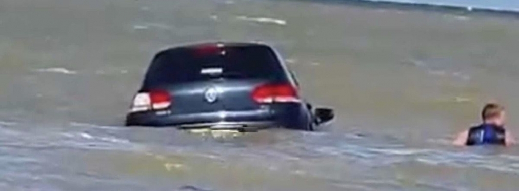 Прыгнул не раздумывая: Хозяин VW Golf героически вытащил машину из моря