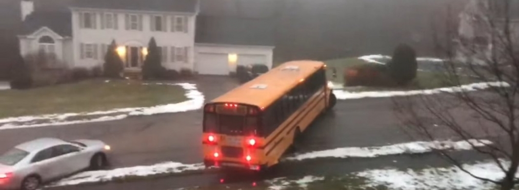 Школьный автобус занесло на скользкой дороге