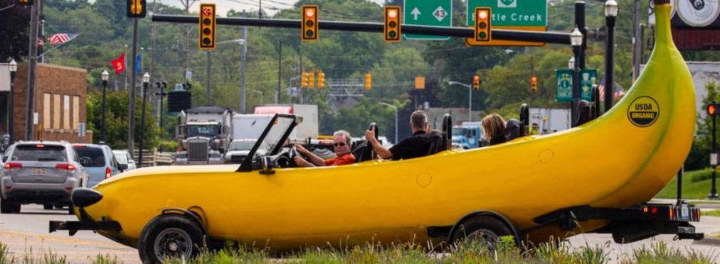 Полицейский остановил бананомобиль и дал денег водителю