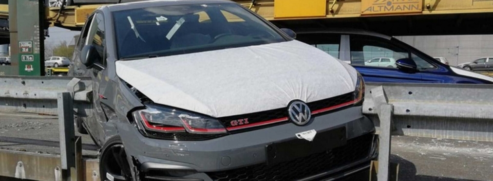 Угонщики разбили Volkswagen Golf GTI, пытаясь похитить его с поезда