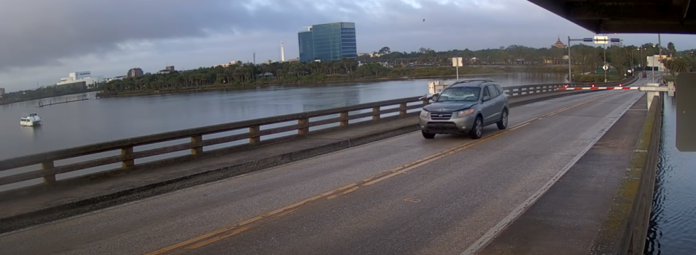 В США водитель Hyundai на скорости снес шлагбаум и перепрыгнул через разводной мост (видео)