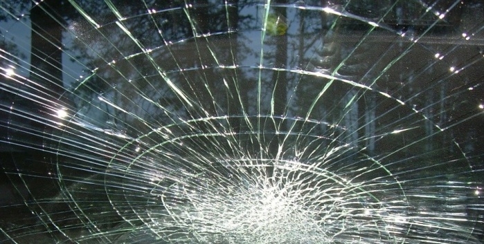Бронебойная природа: град разбил лобовое стекло