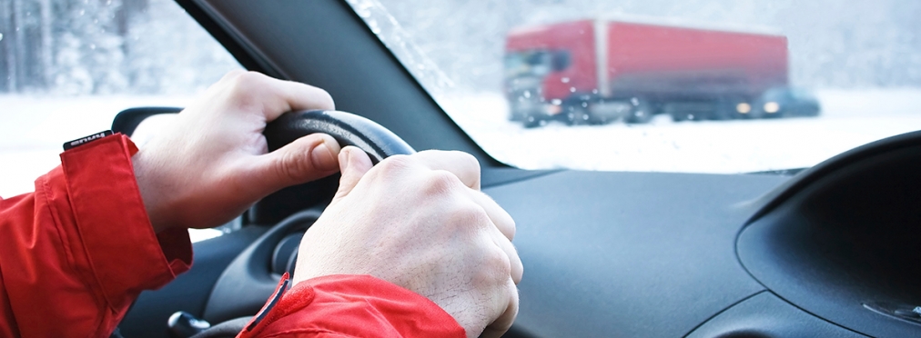 Почему опасно водить машину в зимней куртке