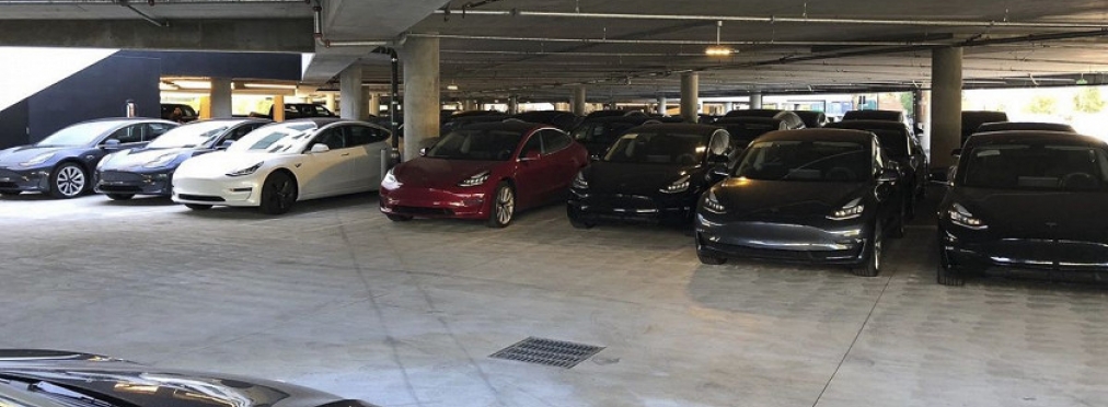 В США найдена загадочная парковка с брошенными Tesla