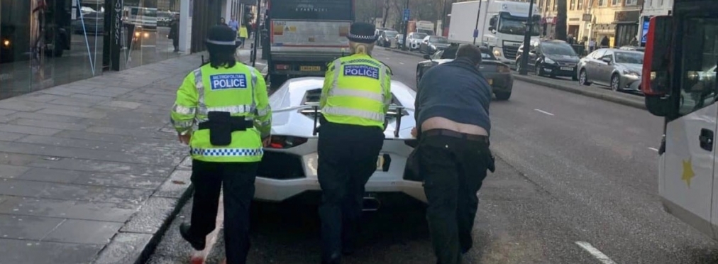 Полицейским пришлось вручную толкать сломанный Lamborghini Aventador