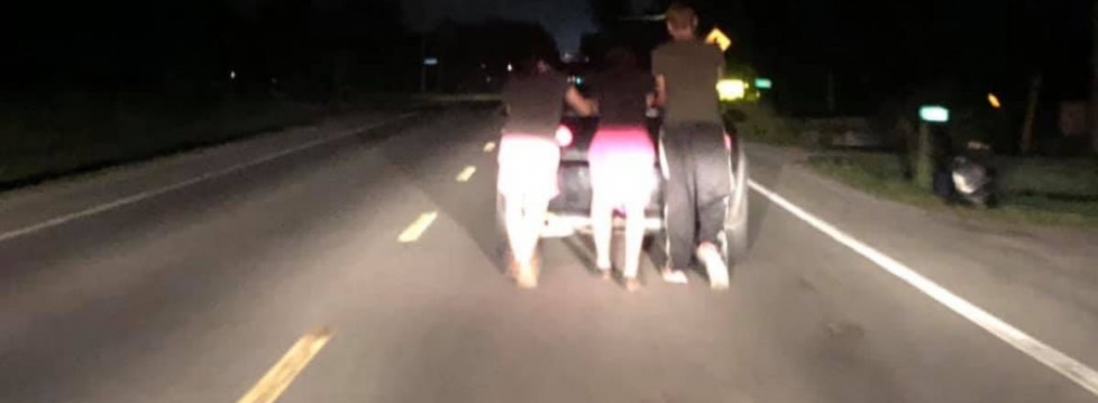 Канадские подростки 9 километров толкали чужую сломанную машину
