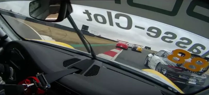 Гонщик на Porsche 911 обогнал 13 соперников за минуту