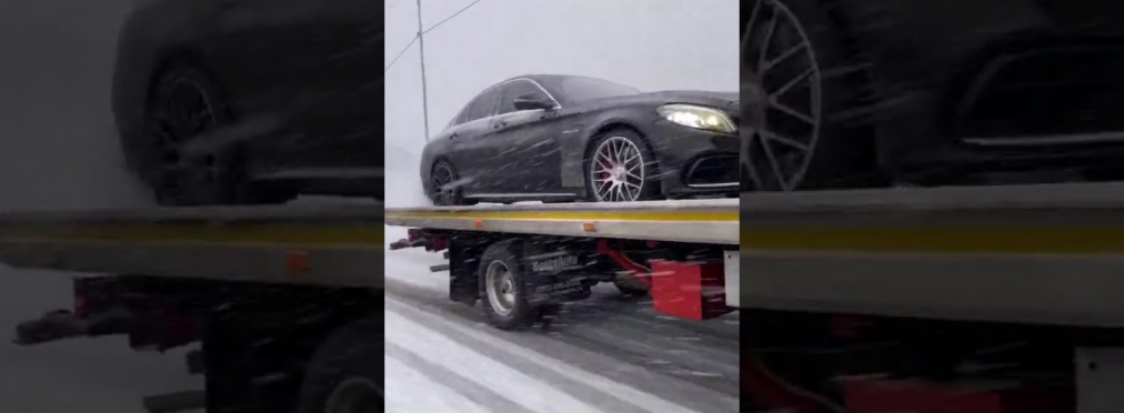 Видео дня: Mercedes-AMG жжет резину прямо на эвакуаторе