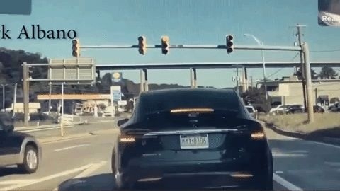 Видео: Tesla «взлетела» от удара на светофоре