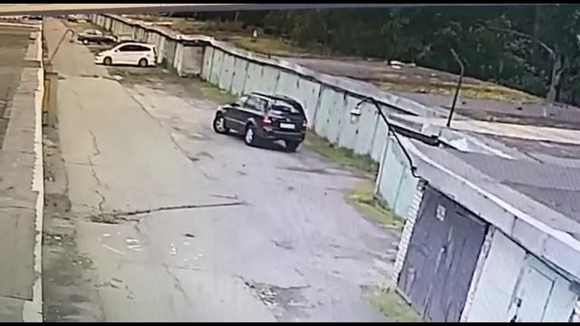 Видео дня: автоледи заехала в свой гараж, а оказалась в чужом