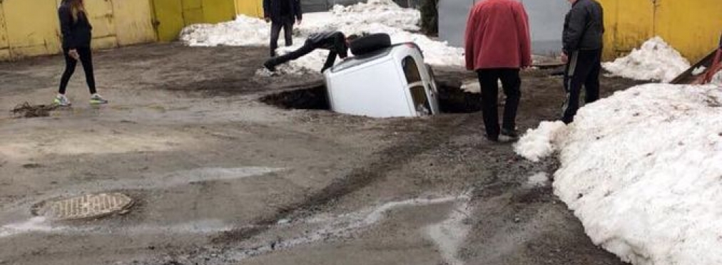 В Украине кроссовер полностью ушел под землю