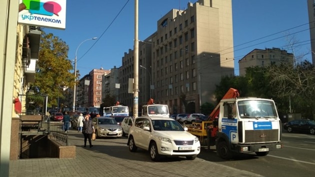 В Киеве целая «армия» эвакуаторов выехала на борьбу с «героями парковки»