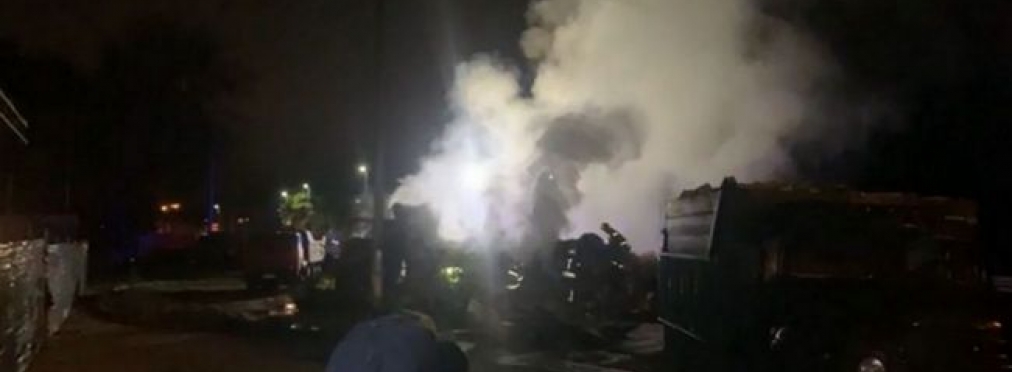 Масштабная авария в Киеве: грузовик наехал на легковушку и загорелся