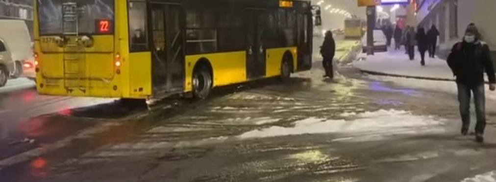 Транспортный коллапс и массовые ДТП: как Киев встретил первый снег (видео)