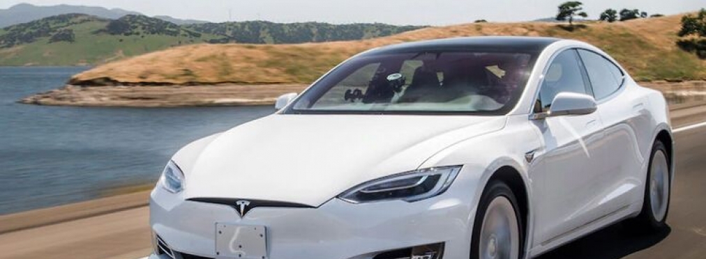 Tesla Model S на полном ходу потеряла крышу (видео) 