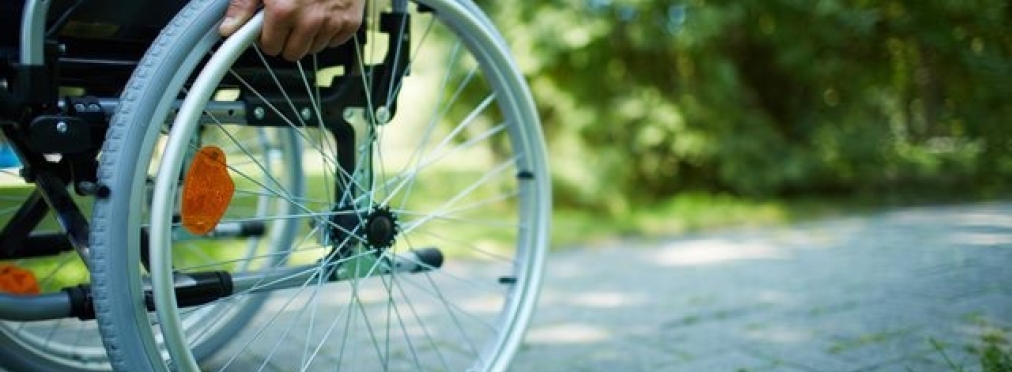 Мужчина в инвалидной коляске чуть не парализовал движение на оживленной трассе