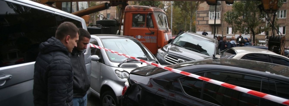 В Сети опубликовали видео момента аварии с автокраном в Киеве