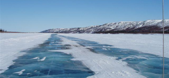 В Канаде зимой река перевоплощается в автомобильную трассу